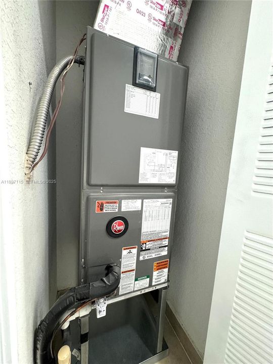 For Sale: $379,000 (2 beds, 2 baths, 1205 Square Feet)