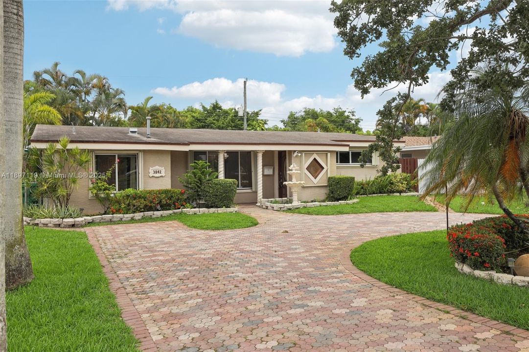 Active With Contract: $550,000 (3 beds, 2 baths, 1528 Square Feet)