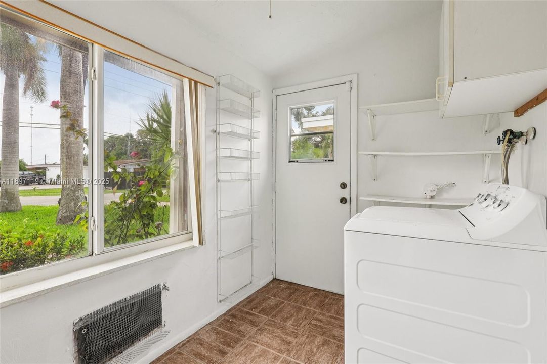 Active With Contract: $550,000 (3 beds, 2 baths, 1528 Square Feet)