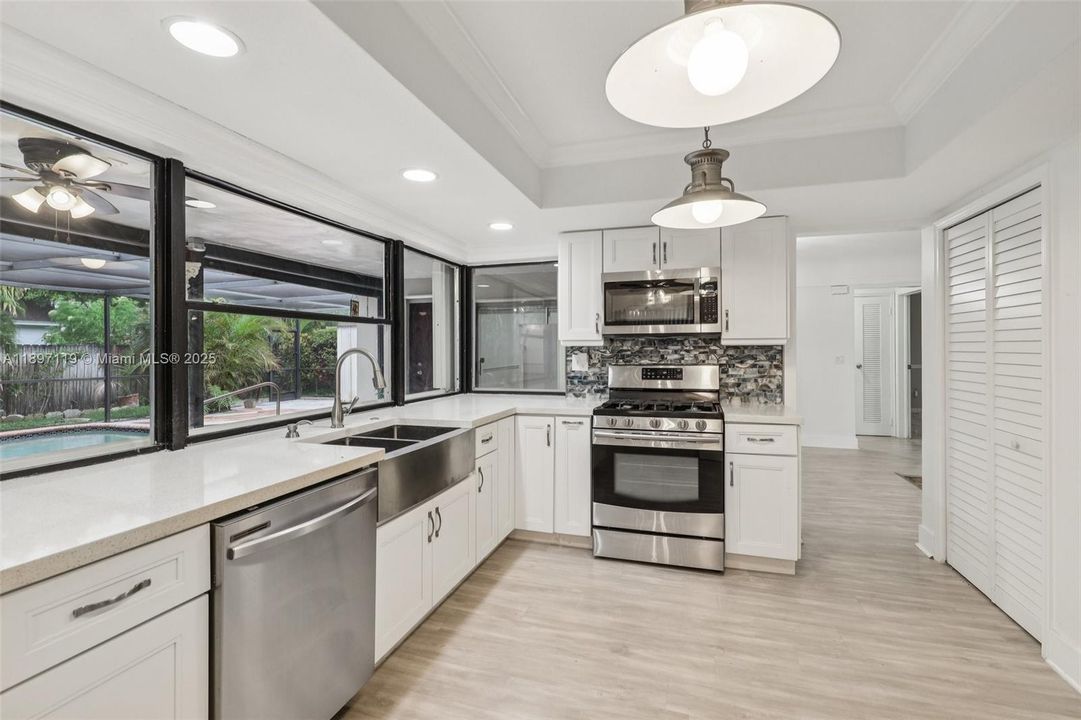 Active With Contract: $550,000 (3 beds, 2 baths, 1528 Square Feet)