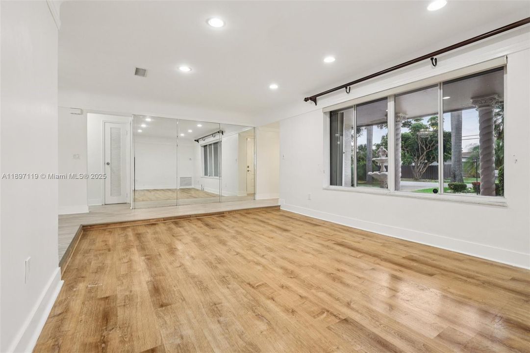 Active With Contract: $550,000 (3 beds, 2 baths, 1528 Square Feet)