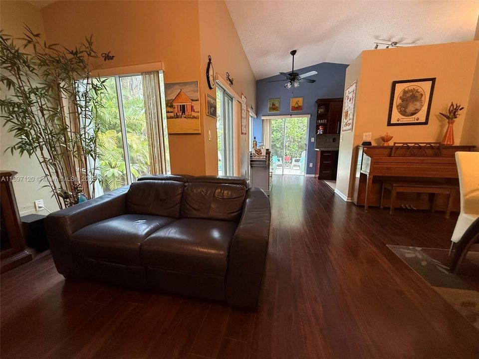 Active With Contract: $489,000 (3 beds, 2 baths, 1281 Square Feet)