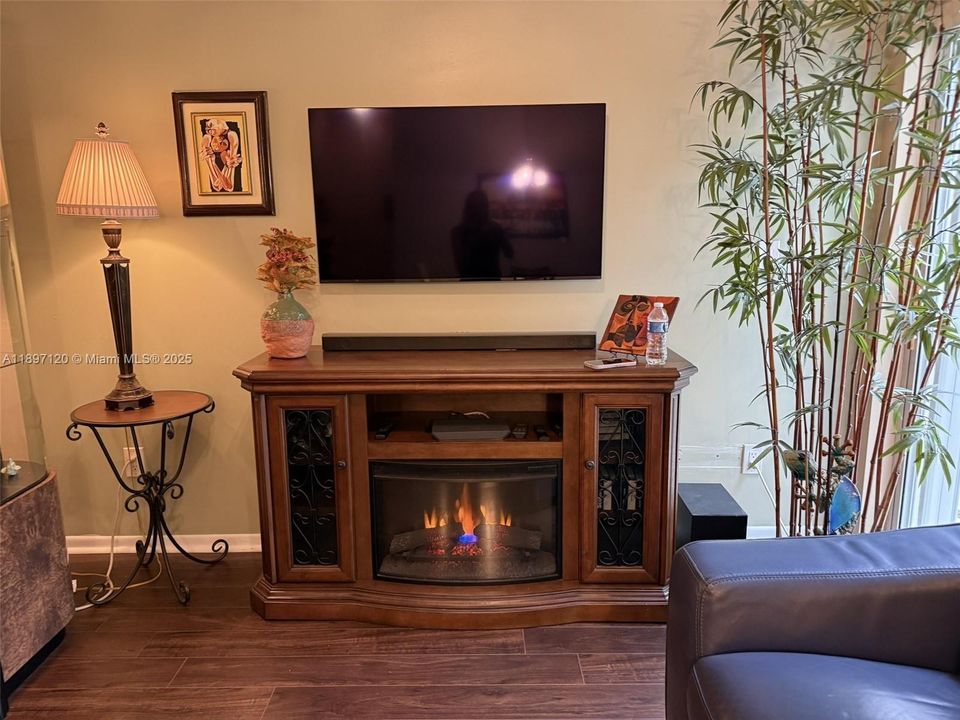 Active With Contract: $489,000 (3 beds, 2 baths, 1281 Square Feet)