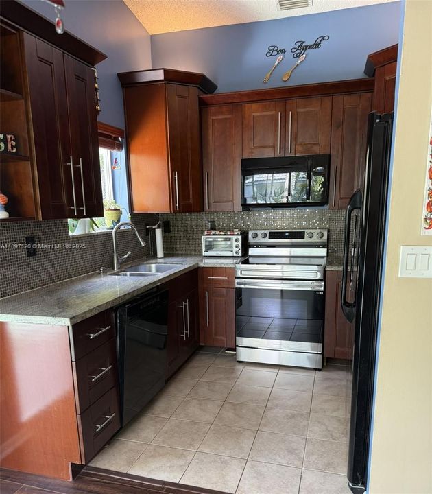 Active With Contract: $489,000 (3 beds, 2 baths, 1281 Square Feet)