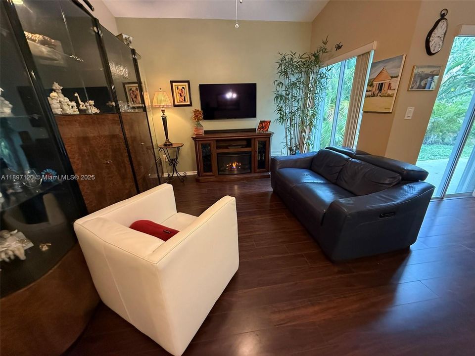 Active With Contract: $489,000 (3 beds, 2 baths, 1281 Square Feet)