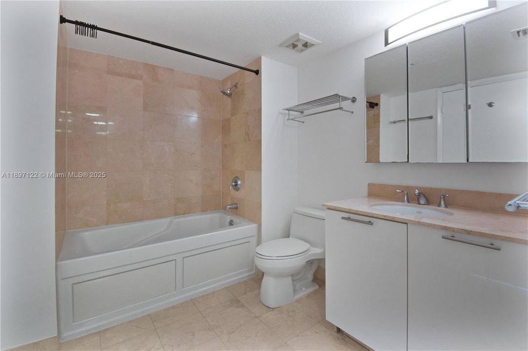 Recently Rented: $2,700 (1 beds, 1 baths, 839 Square Feet)