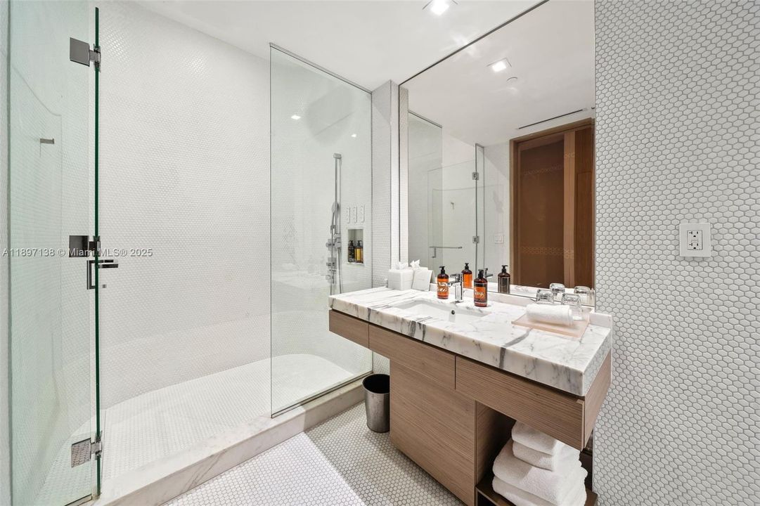 For Sale: $589,000 (0 beds, 1 baths, 631 Square Feet)