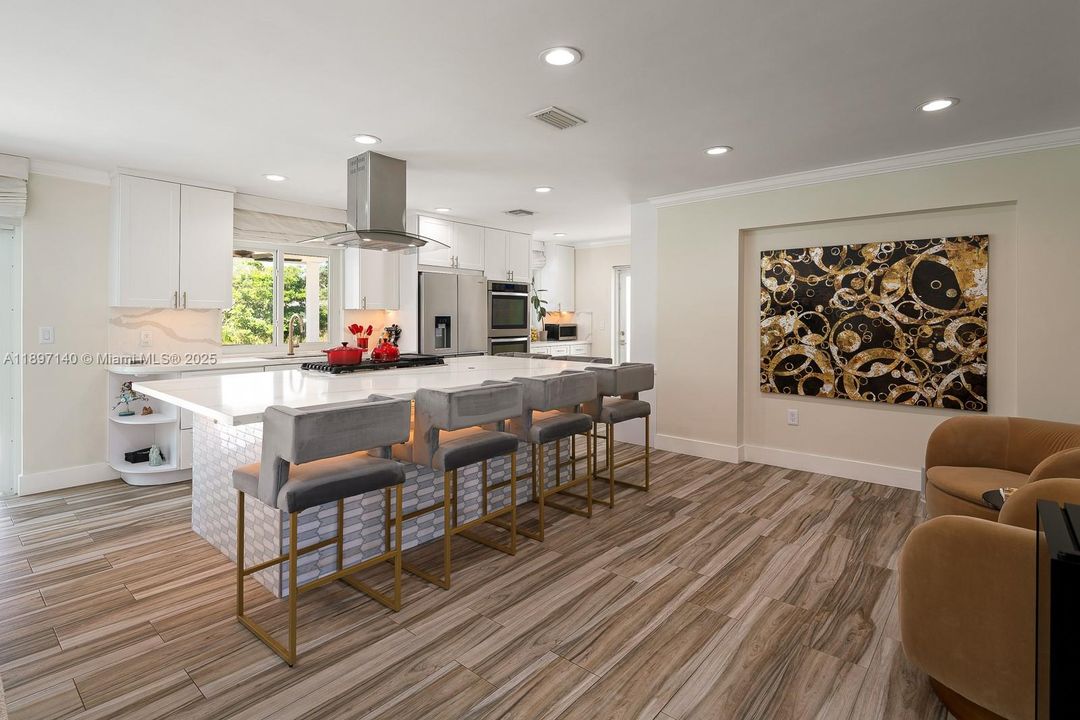 Под контрактом: $1,349,000 (3 спален, 2 ванн, 1366 Квадратных фут)