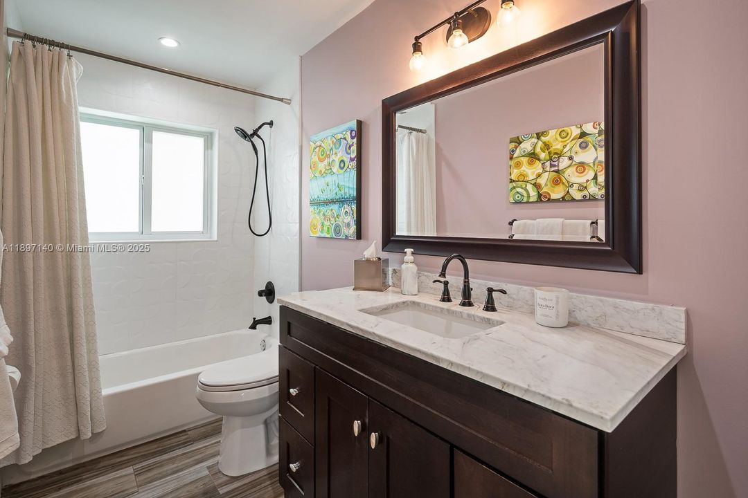 Под контрактом: $1,349,000 (3 спален, 2 ванн, 1366 Квадратных фут)