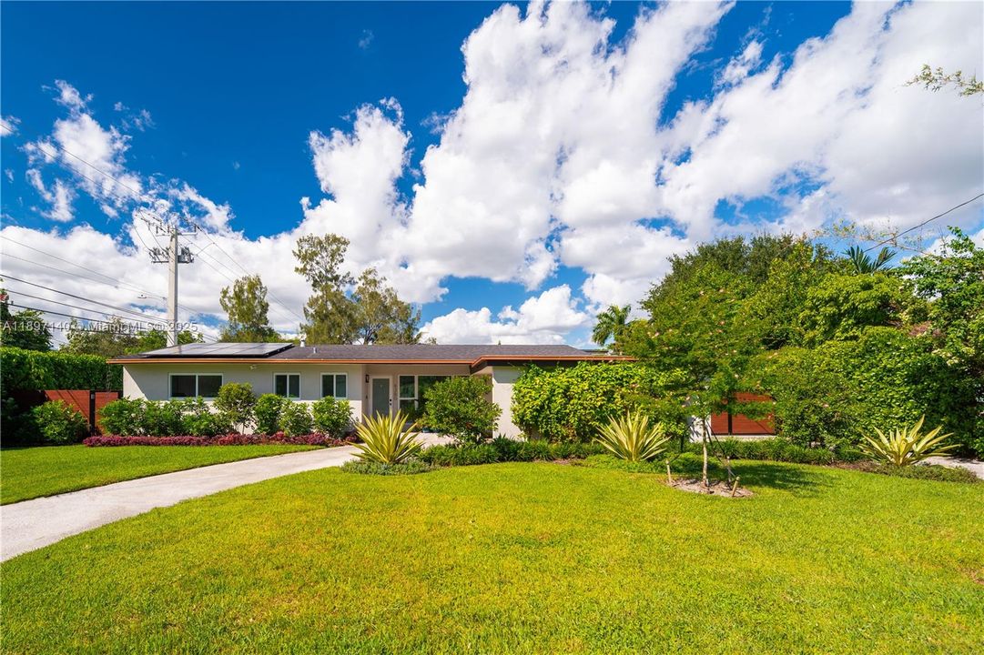 Под контрактом: $1,349,000 (3 спален, 2 ванн, 1366 Квадратных фут)