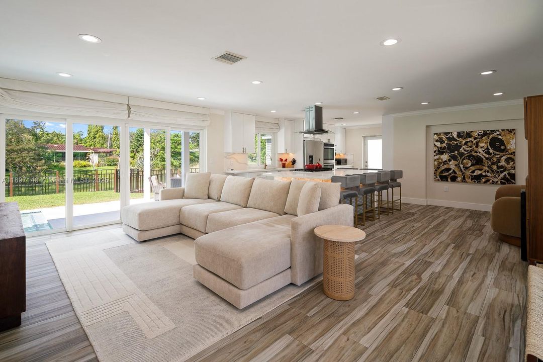 Под контрактом: $1,349,000 (3 спален, 2 ванн, 1366 Квадратных фут)