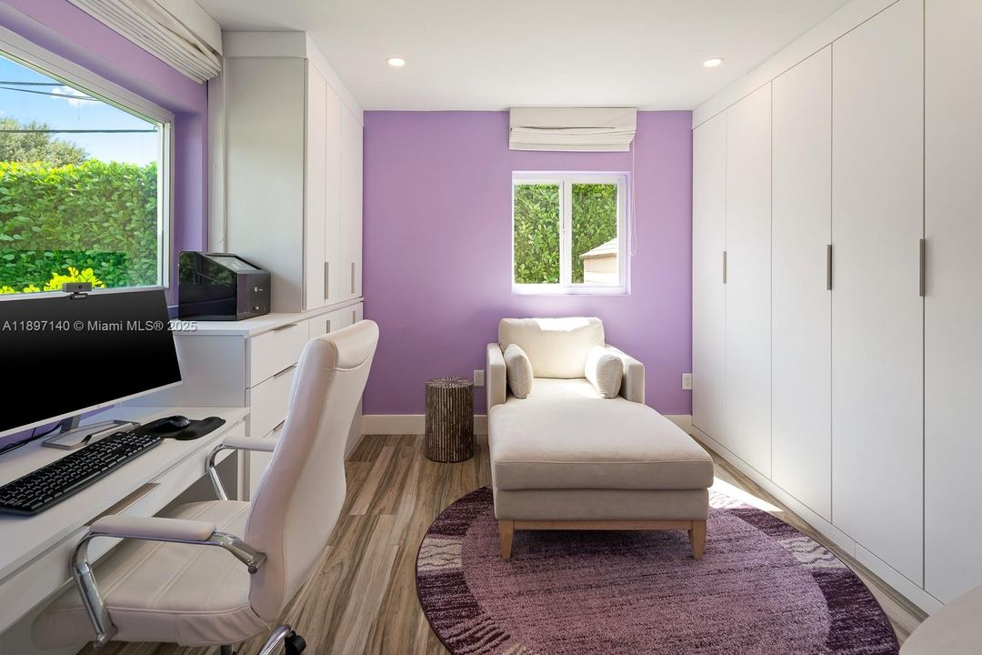 Под контрактом: $1,349,000 (3 спален, 2 ванн, 1366 Квадратных фут)