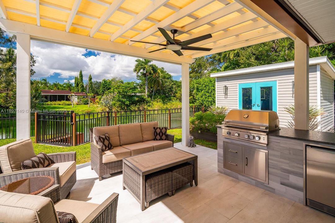 Под контрактом: $1,349,000 (3 спален, 2 ванн, 1366 Квадратных фут)