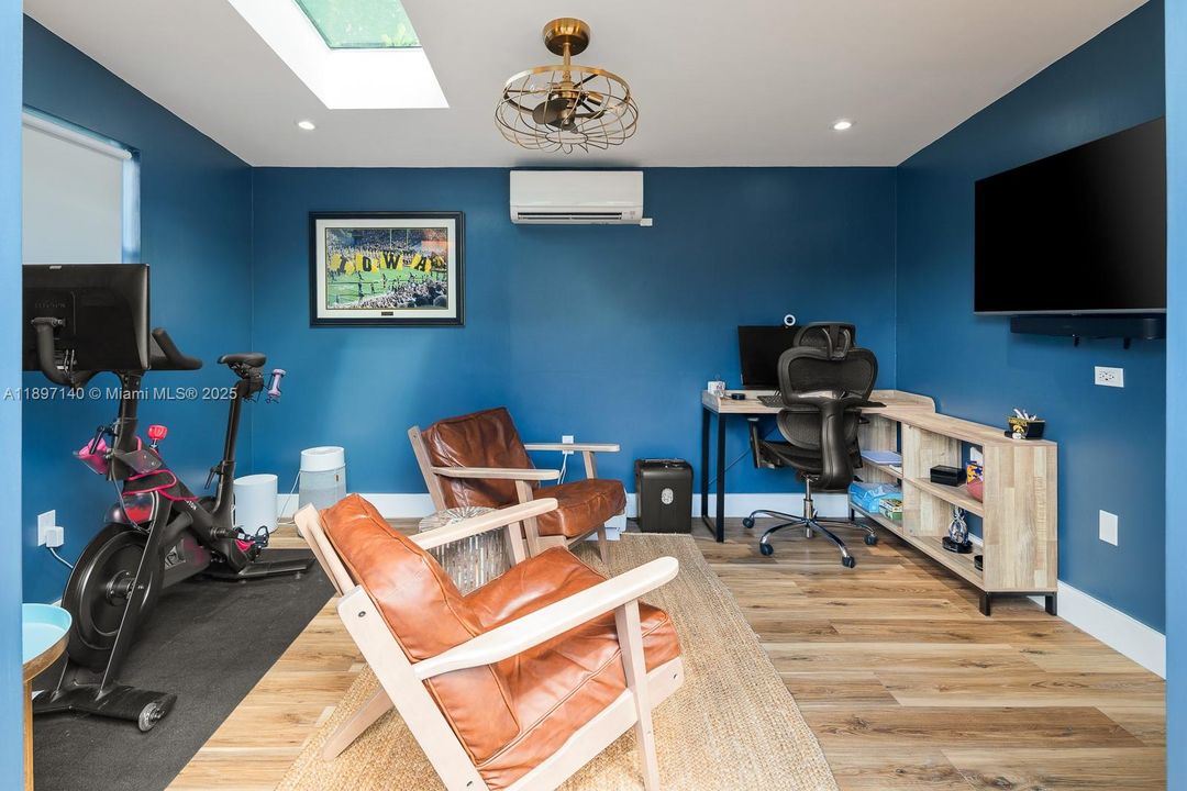 Под контрактом: $1,349,000 (3 спален, 2 ванн, 1366 Квадратных фут)