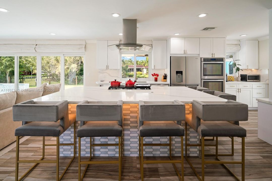 Под контрактом: $1,349,000 (3 спален, 2 ванн, 1366 Квадратных фут)