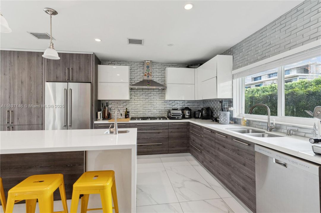 Activo con contrato: $13,800 (4 camas, 3 baños, 2961 Pies cuadrados)