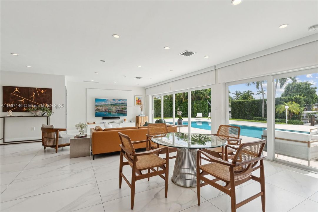 Activo con contrato: $13,800 (4 camas, 3 baños, 2961 Pies cuadrados)