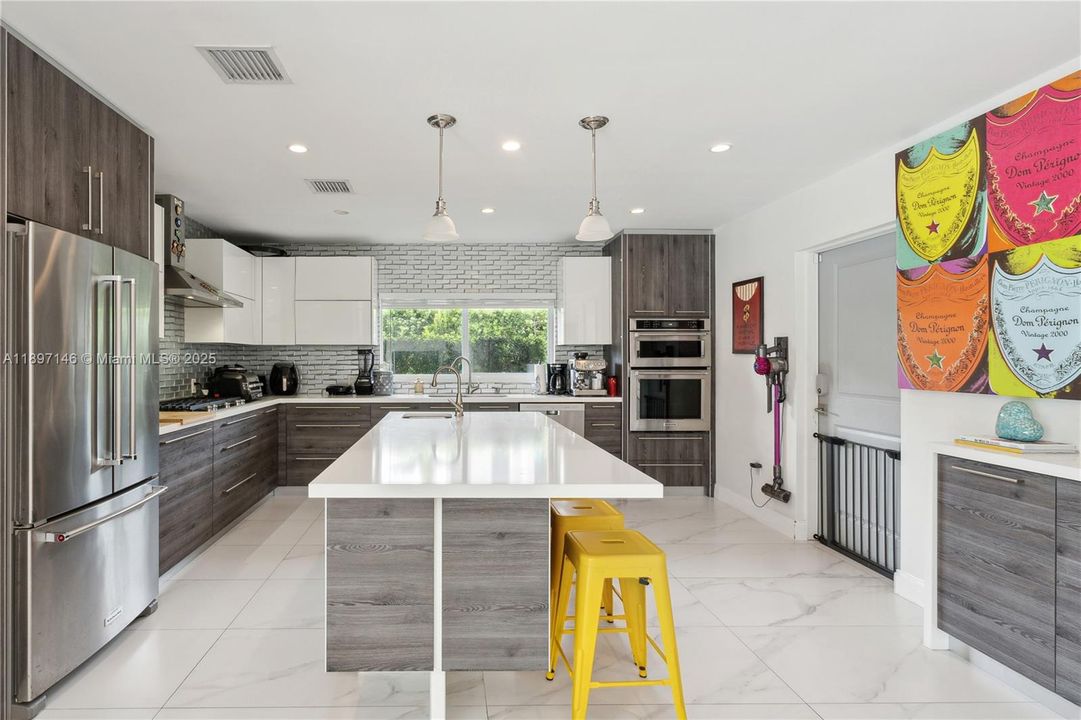 Activo con contrato: $13,800 (4 camas, 3 baños, 2961 Pies cuadrados)