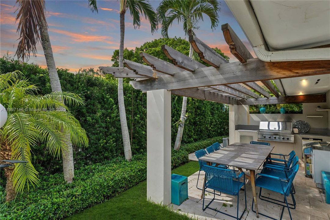 Activo con contrato: $13,800 (4 camas, 3 baños, 2961 Pies cuadrados)