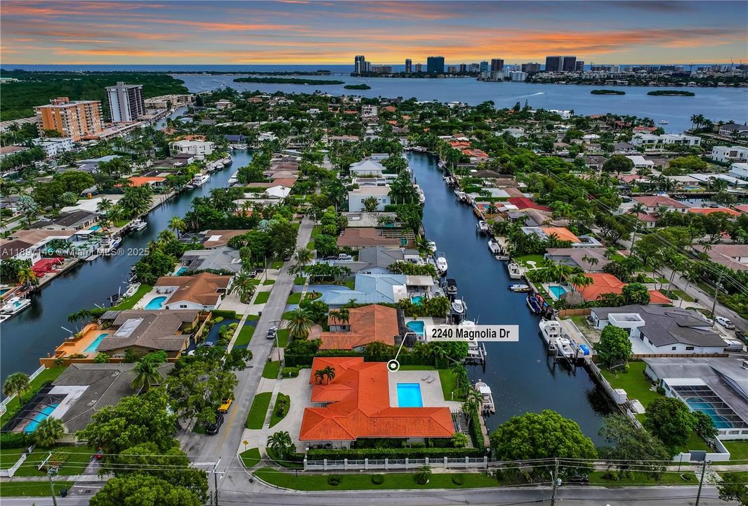 Activo con contrato: $13,800 (4 camas, 3 baños, 2961 Pies cuadrados)