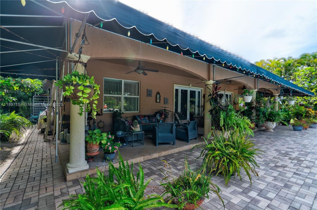 待售: $950,000 (4 贝兹, 2 浴室, 1834 平方英尺)