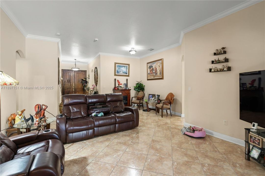 待售: $950,000 (4 贝兹, 2 浴室, 1834 平方英尺)