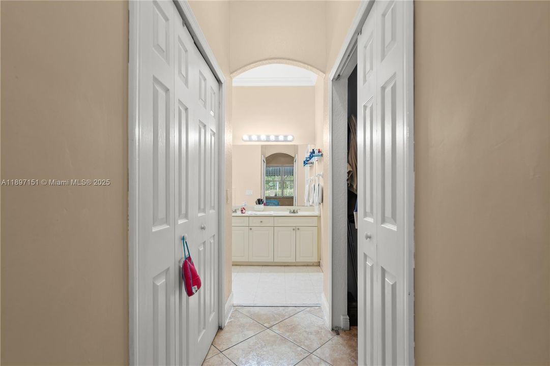 待售: $950,000 (4 贝兹, 2 浴室, 1834 平方英尺)