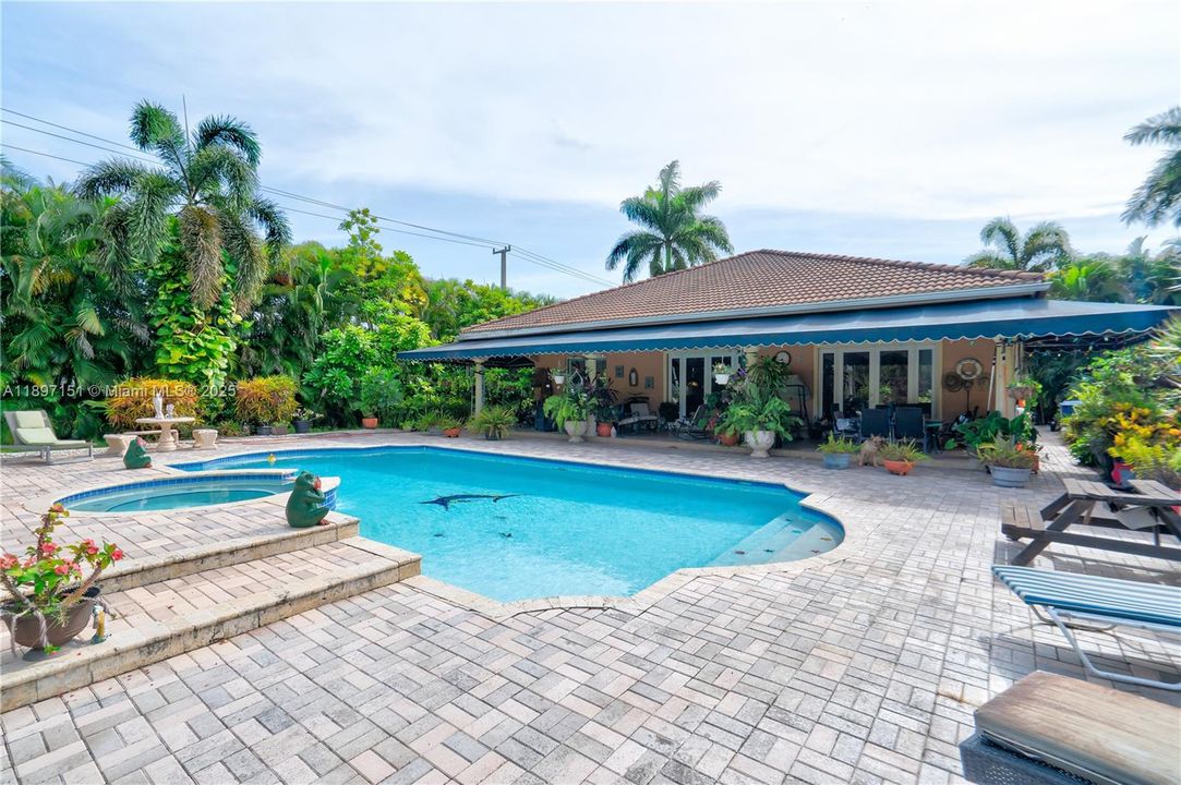 待售: $950,000 (4 贝兹, 2 浴室, 1834 平方英尺)