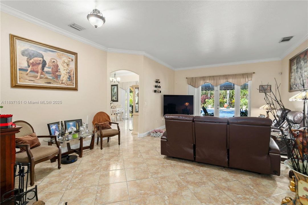 待售: $950,000 (4 贝兹, 2 浴室, 1834 平方英尺)