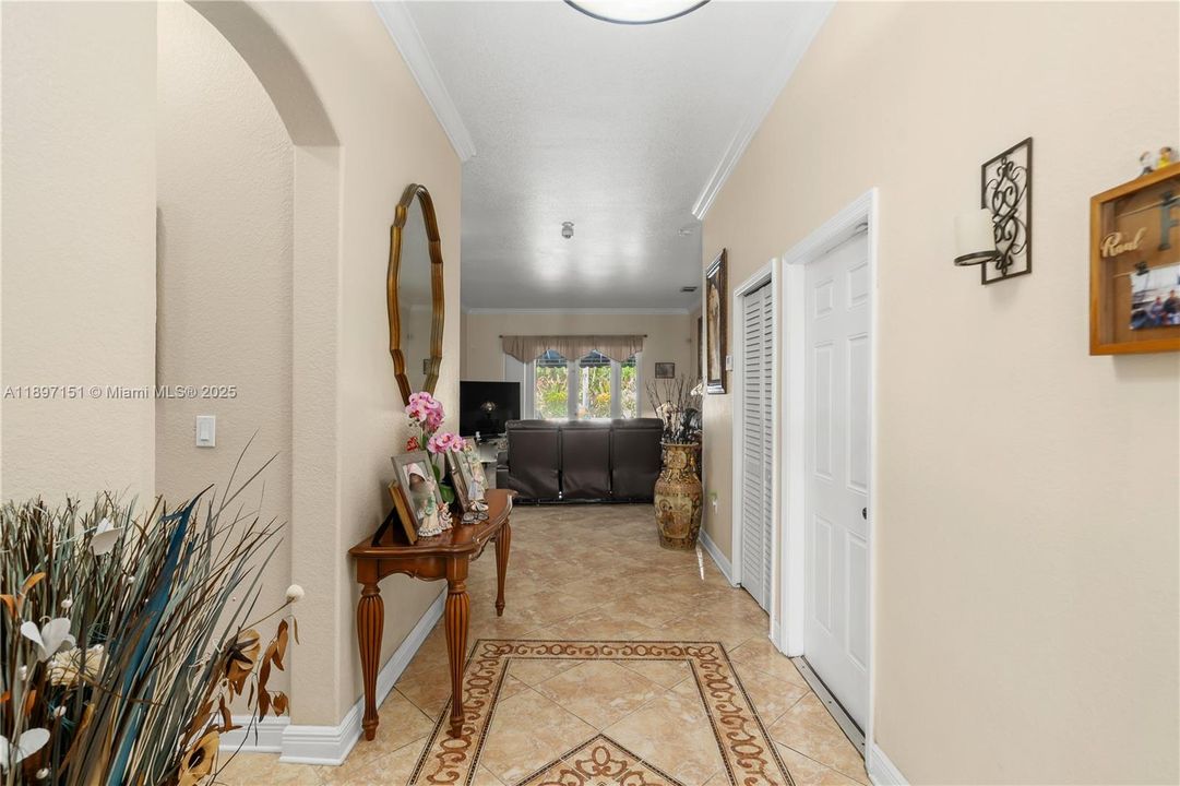 待售: $950,000 (4 贝兹, 2 浴室, 1834 平方英尺)