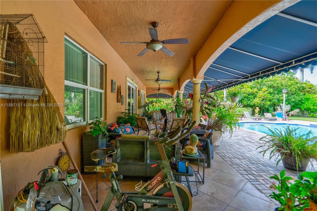 待售: $950,000 (4 贝兹, 2 浴室, 1834 平方英尺)