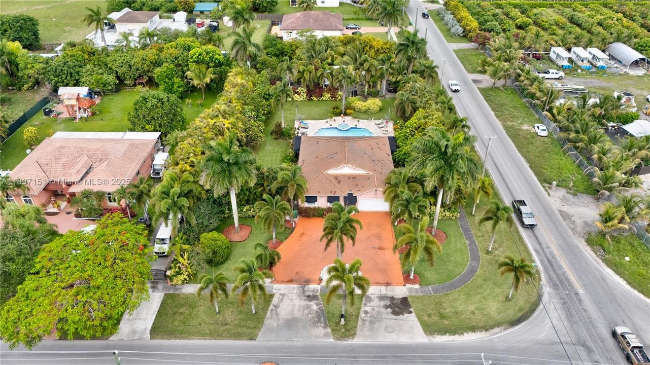 待售: $950,000 (4 贝兹, 2 浴室, 1834 平方英尺)