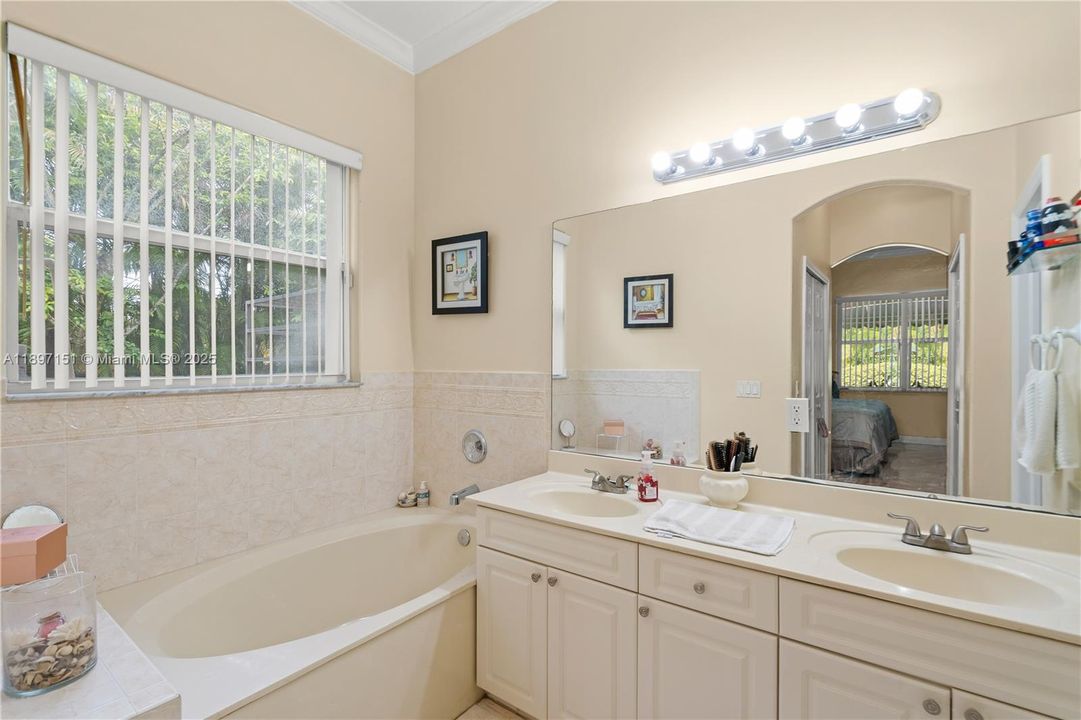 待售: $950,000 (4 贝兹, 2 浴室, 1834 平方英尺)