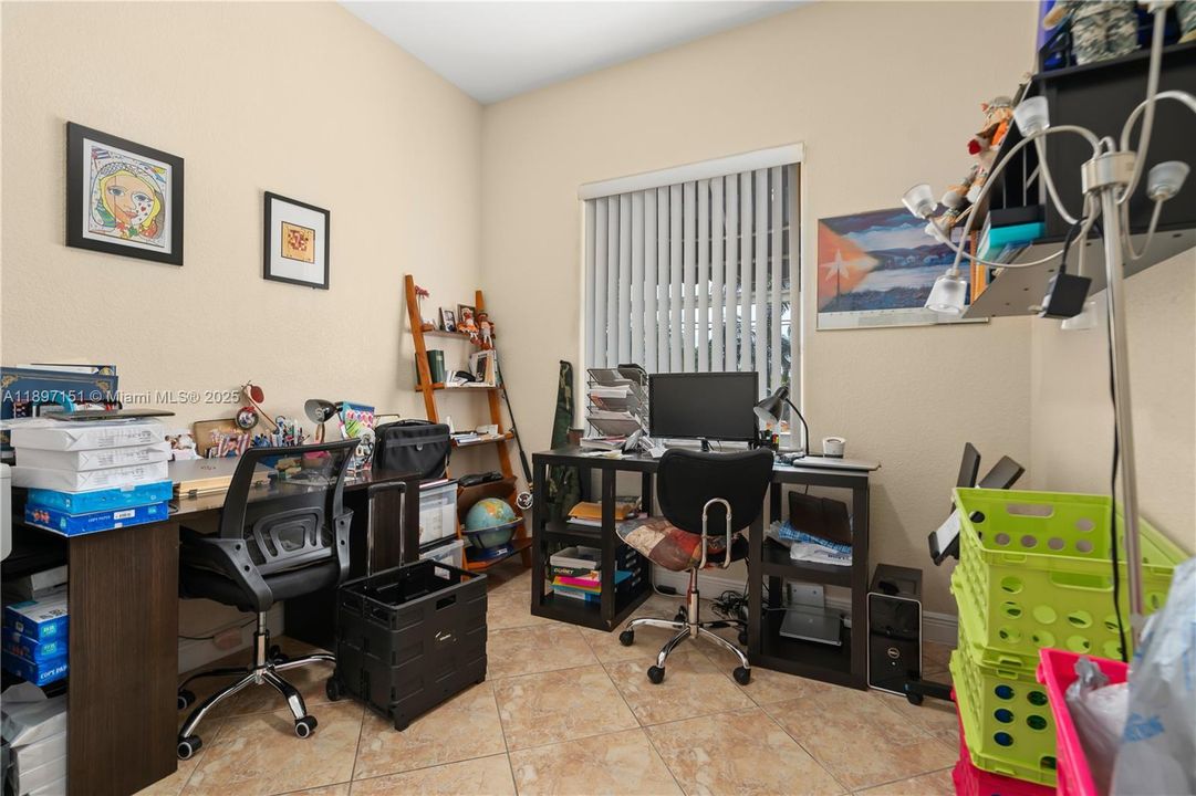 待售: $950,000 (4 贝兹, 2 浴室, 1834 平方英尺)