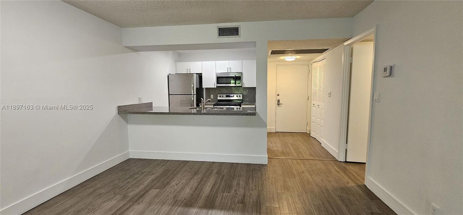 For Rent: $2,025 (1 beds, 1 baths, 710 Square Feet)