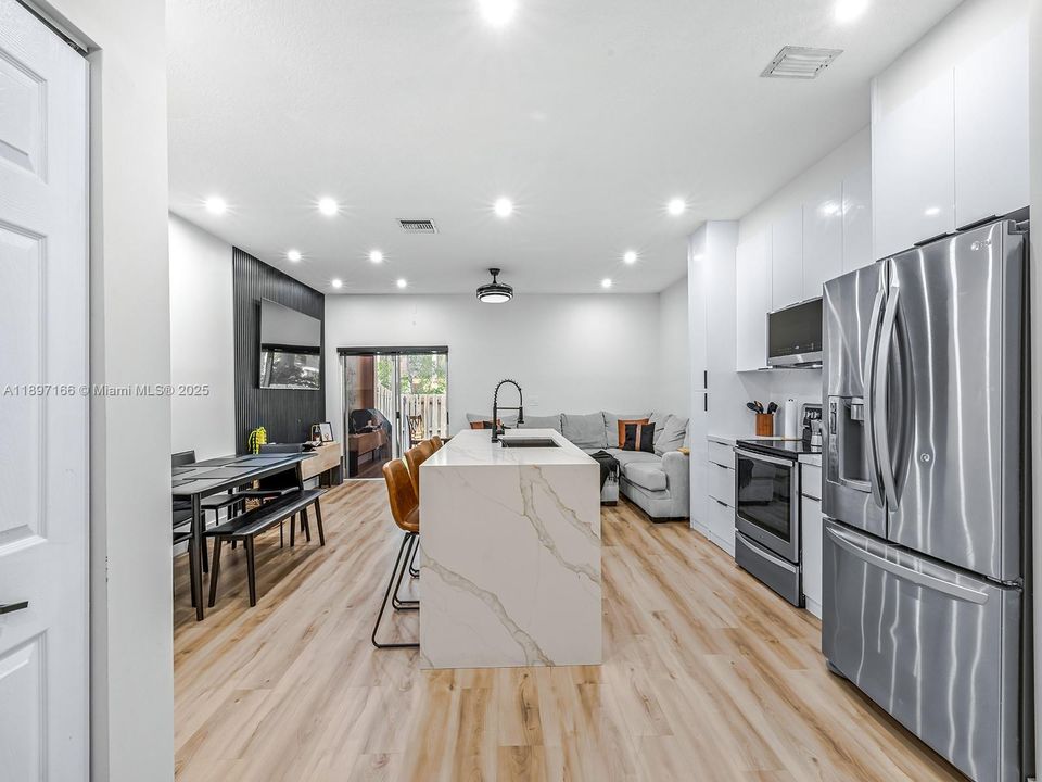 Recently Sold: $429,000 (2 beds, 2 baths, 1312 Square Feet)