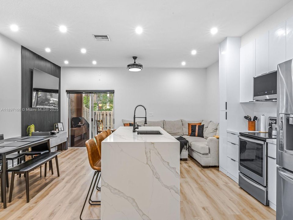 Recently Sold: $429,000 (2 beds, 2 baths, 1312 Square Feet)