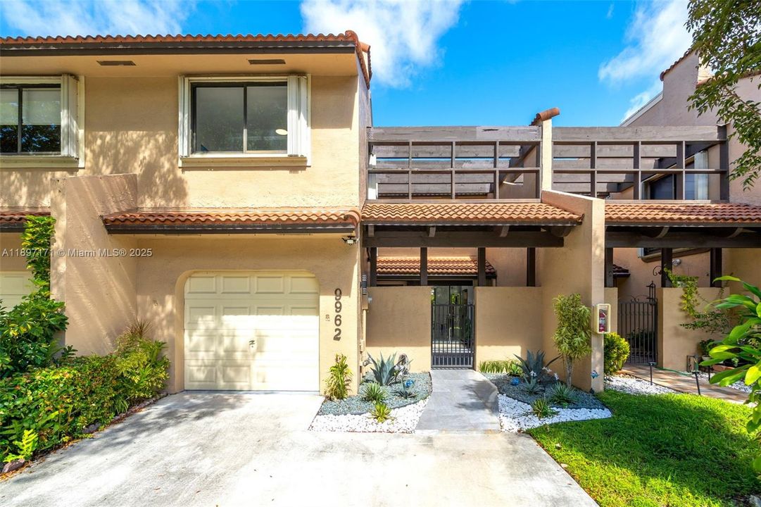 合同活跃: $4,500 (3 贝兹, 2 浴室, 1712 平方英尺)