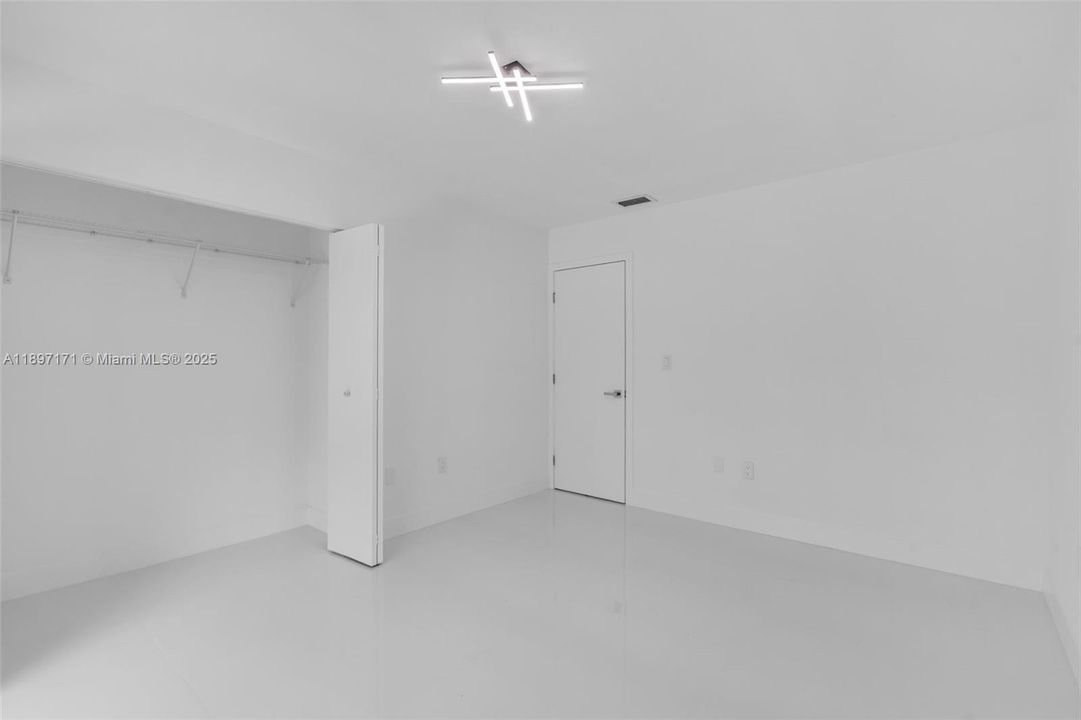 合同活跃: $4,500 (3 贝兹, 2 浴室, 1712 平方英尺)