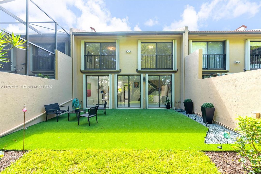 合同活跃: $4,500 (3 贝兹, 2 浴室, 1712 平方英尺)