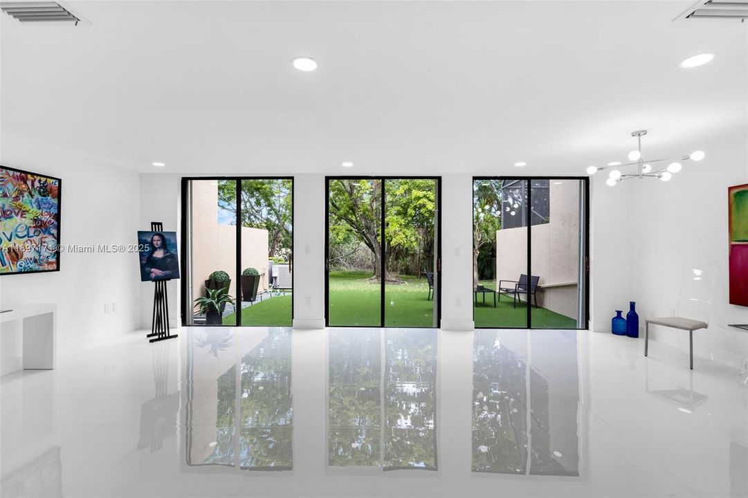 合同活跃: $4,500 (3 贝兹, 2 浴室, 1712 平方英尺)