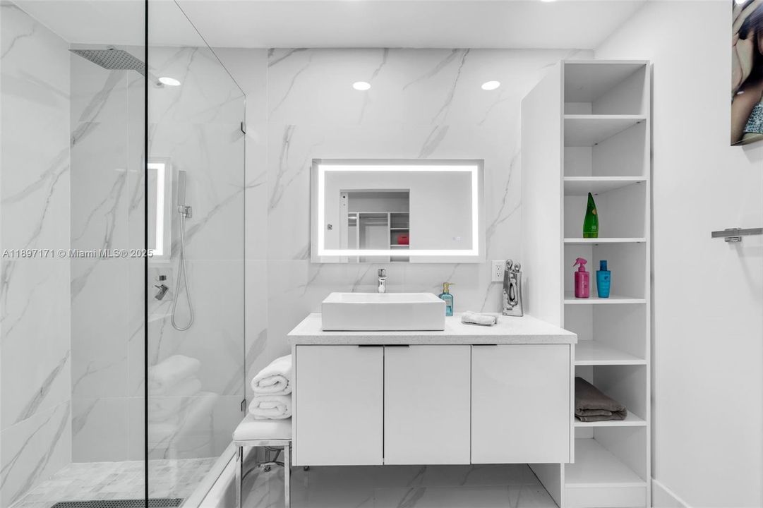 合同活跃: $4,500 (3 贝兹, 2 浴室, 1712 平方英尺)