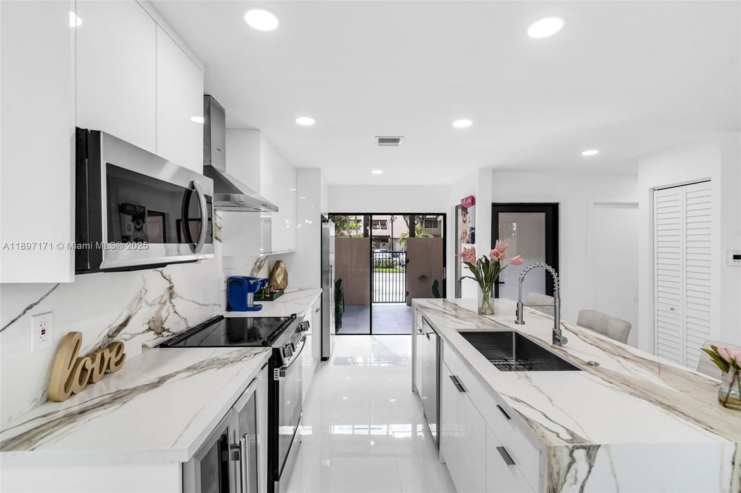 合同活跃: $4,500 (3 贝兹, 2 浴室, 1712 平方英尺)