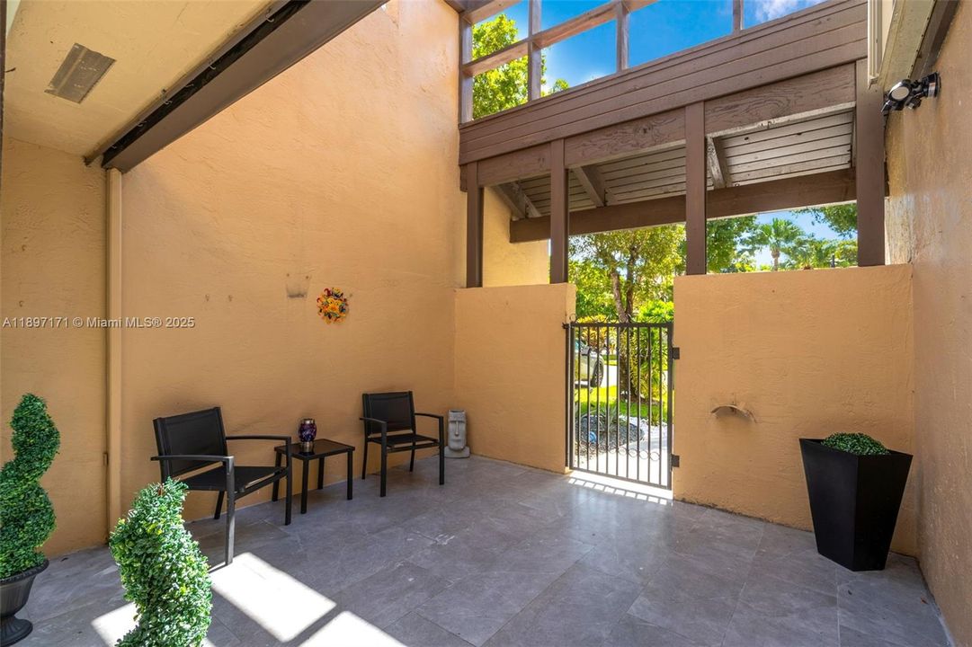 合同活跃: $4,500 (3 贝兹, 2 浴室, 1712 平方英尺)