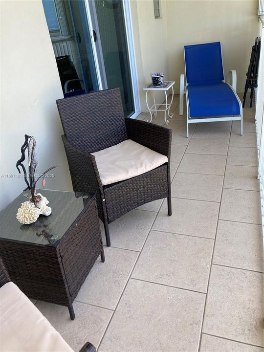 Large Corner open Balcony view of the court yard.