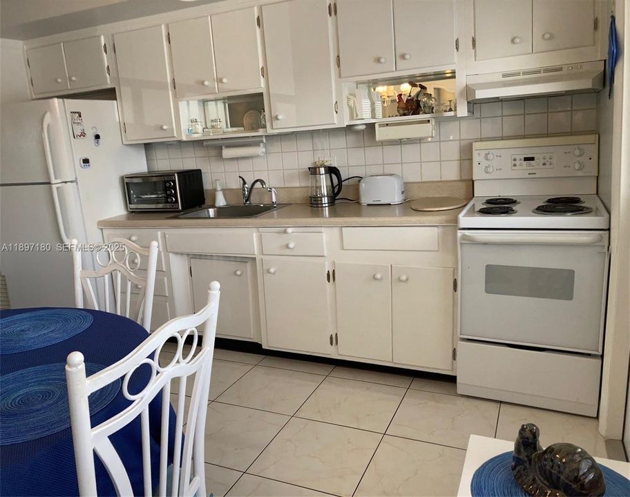 Kitchen Cabinets newer stove & refrigerator