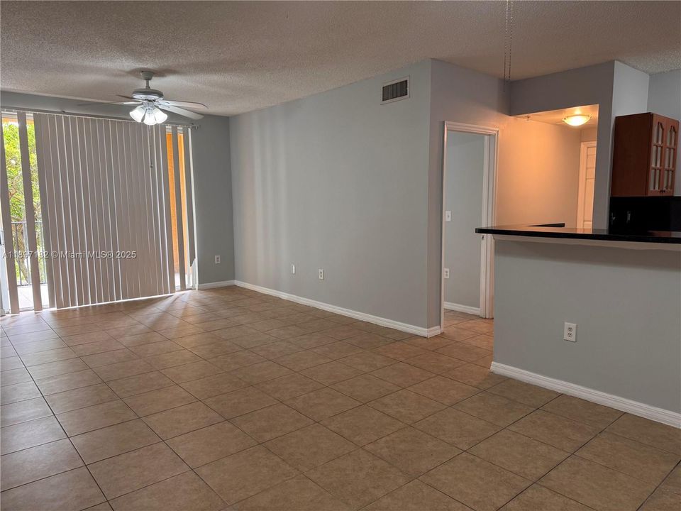 Под контрактом: $2,500 (3 спален, 2 ванн, 1140 Квадратных фут)