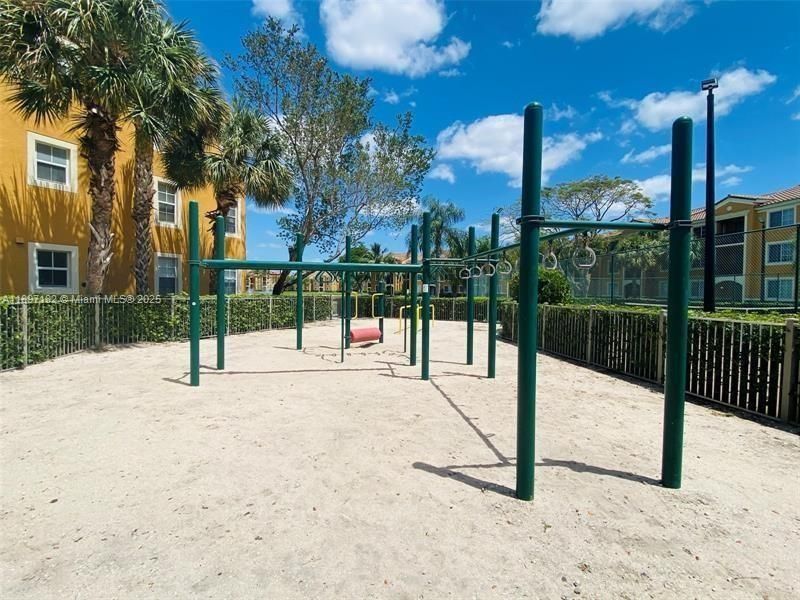 Под контрактом: $2,500 (3 спален, 2 ванн, 1140 Квадратных фут)