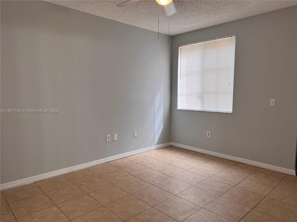 Под контрактом: $2,500 (3 спален, 2 ванн, 1140 Квадратных фут)