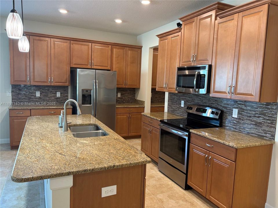 待售: $699,999 (5 贝兹, 3 浴室, 0 平方英尺)